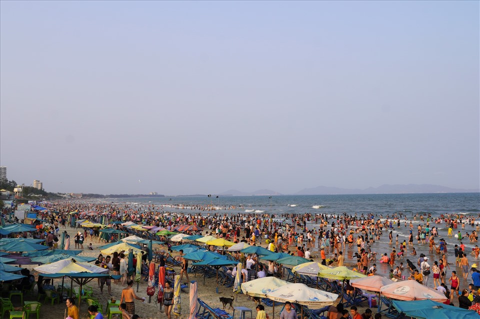 Chiều 10.4, lượng khách tắm biển ở Bãi Sau, TP.Vũng Tàu vẫn rất đông đúc, thậm chí đông hơn ngày 9.4. Trung tâm hỗ trợ khách du lịch cho biết địa phương đã đón hơn 37.000 lượt khách trong ngày. Ảnh: T.A
