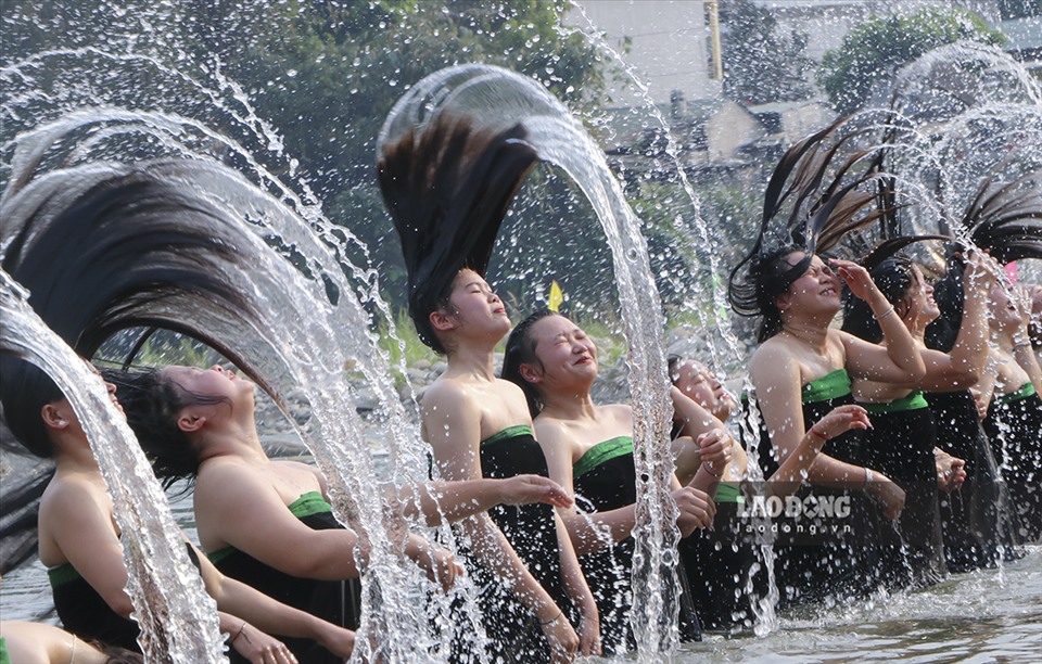 Trước đó, chiều 9.10 đã diễn ra Lễ hội gội đầu của phụ nữ dân tộc Thái, ngành Thái Trắng.