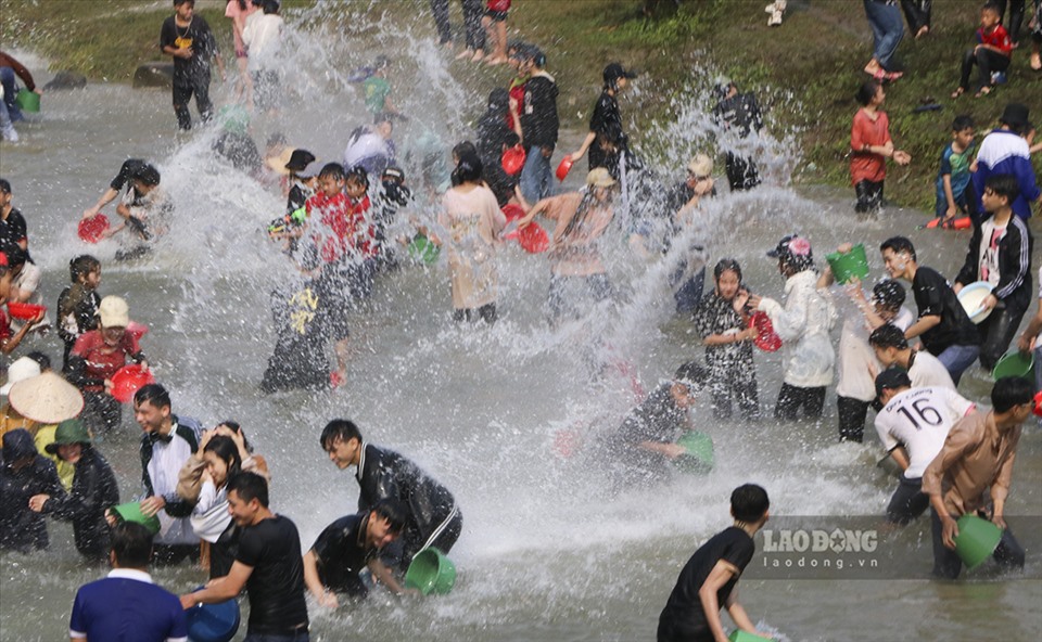 Trong đó, hoạt động té nước diễn ra sôi nổi nhất vì nó là hoạt động cuối cùng trước khi lễ hội kết thúc.