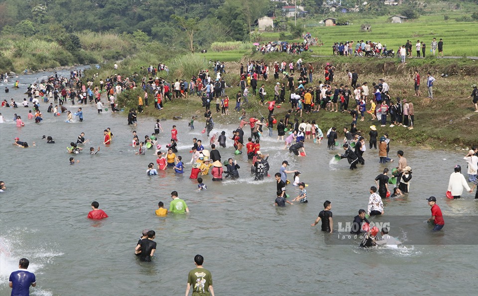 Chiều 10.3, hàng nghìn người đã đổ về dòng suối Nậm Lùm.