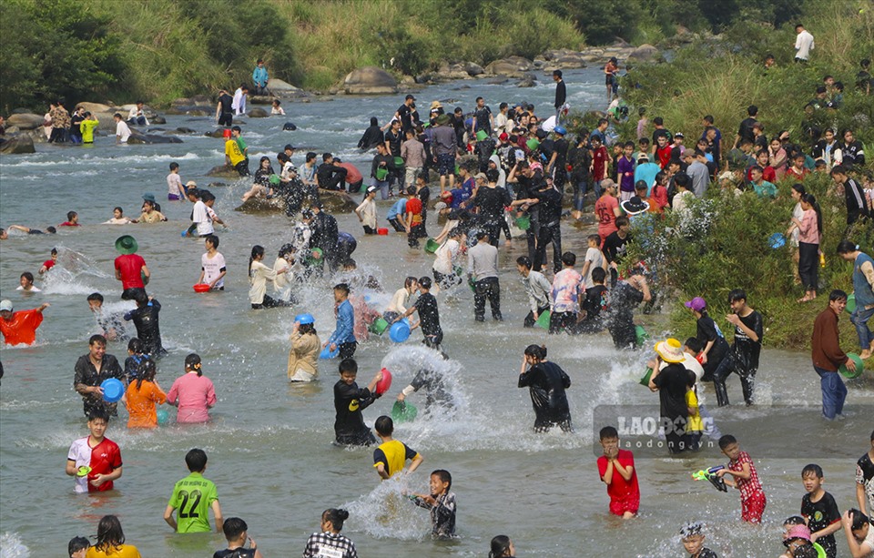 Hoạt động té nước cũng là hoạt động ấn tượng, ý nghĩa khép lại các hoạt động trong khuôn khổ Lễ hội Then Kin Pang huyện Phong Thổ năm 2022.