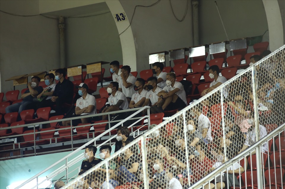 Trong những ngày qua, tình hình nội bộ của câu lạc bộ TPHCM đang nhận được sự quan tâm khi 11 cầu thủ bỏ tập đòi quyền lợi. Nhóm cầu thủ này không được huấn luyện viên Trần Minh Chiến đăng ký thi đấu trận gặp Sài Gòn và chỉ ngồi trên khán đài theo dõi.