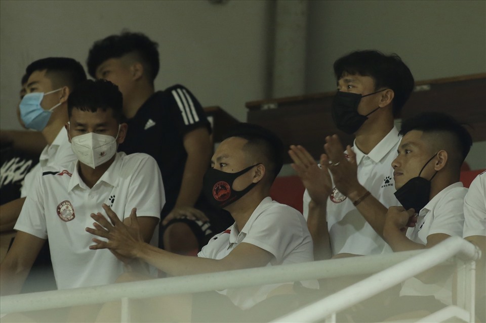 Câu lạc bộ TPHCM bước vào trận gặp Sài Gòn ở Cúp Quốc gia 2022 trong bối cảnh nhân sự bị khủng hoảng nghiêm trọng. Nhóm 11 cầu thủ bỏ tập đòi quyền lợi không được đăng ký thi đấu và chỉ xuất hiện trên khán đài sân Thống Nhất.
