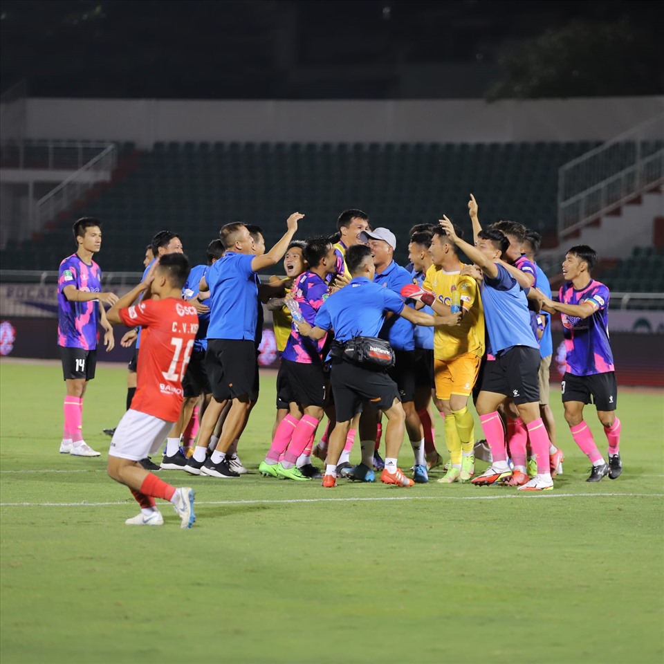 Niềm vui vỡ hoà của các cầu thủ Sài Gòn khi giành quyền góp mặt ở vòng tiếp theo của Cúp Quốc gia 2022.