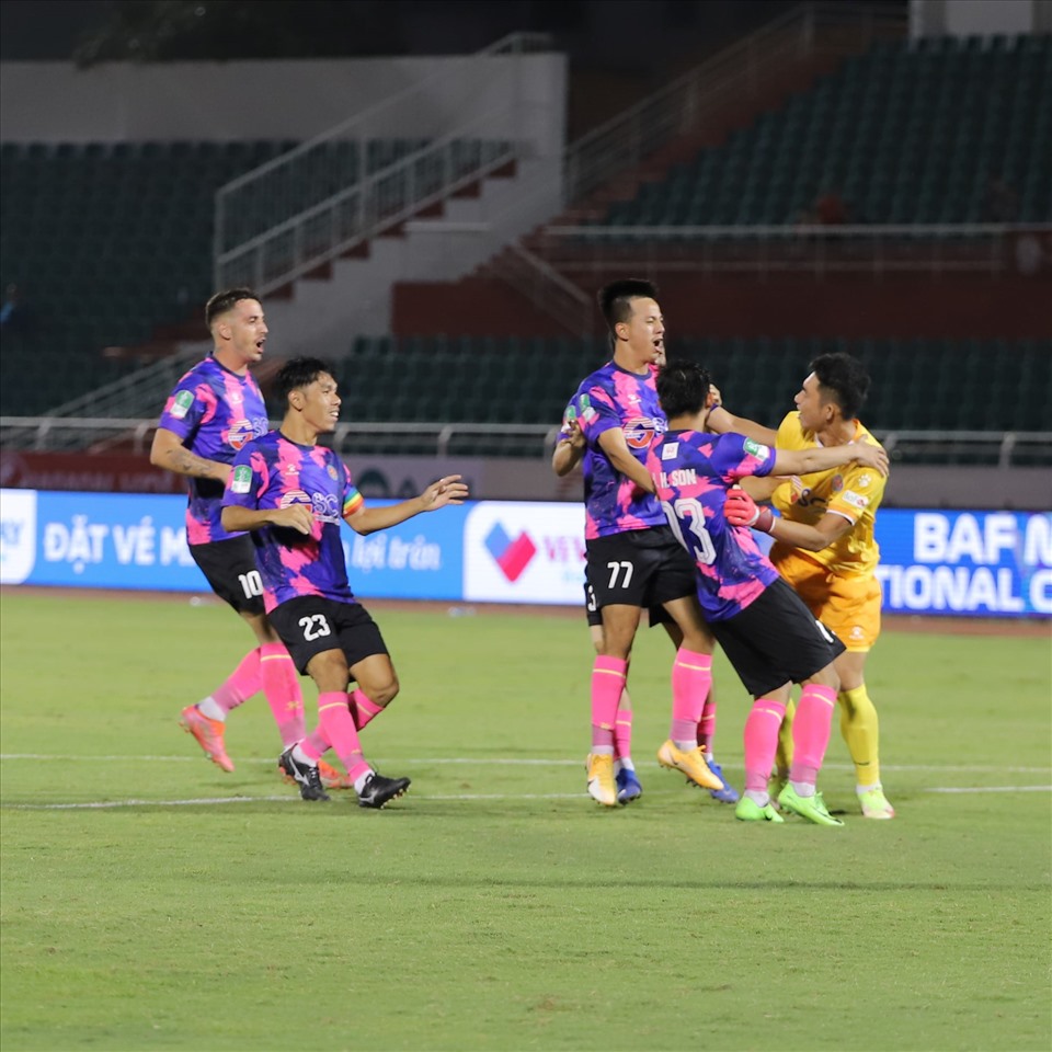 Huấn luyện viên Phùng Thanh Phương quyết định thay thủ môn Phạm Văn Phong vào bắt phạt đền. Chính sự thay đổi này đã giúp Sài Gòn lội ngược dòng trên chấm penalty 4-3 để ghi tên mình vào tứ kết.
