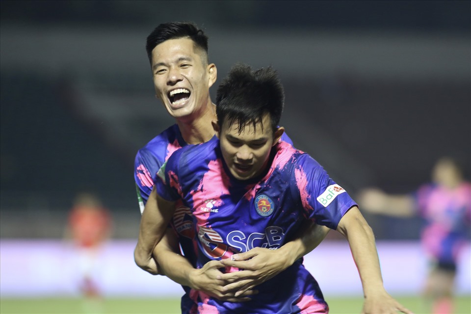 Ngay phút thứ 5, đội bóng của huấn luyện viên Phùng Thanh Phương đã có bàn mở tỉ số nhờ công của Nguyễn Hữu Sơn.