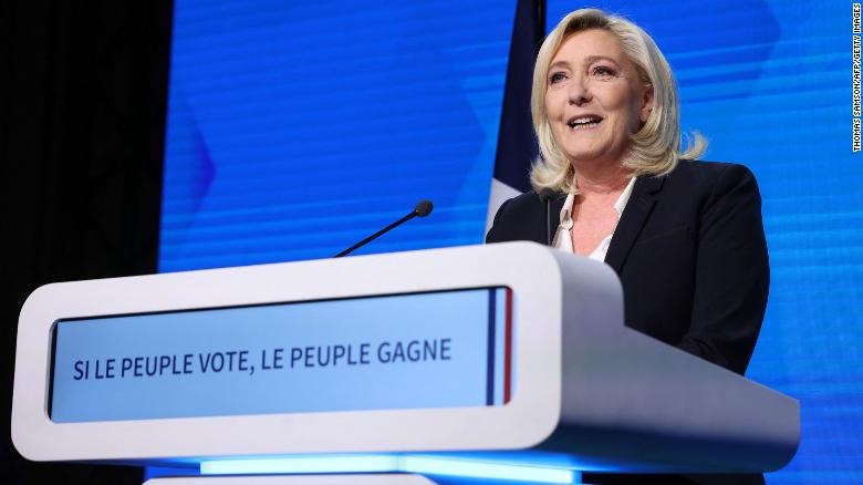 Bà Marine Le Pen phát biểu với người ủng hộ hôm 10.4. Ảnh: AFP