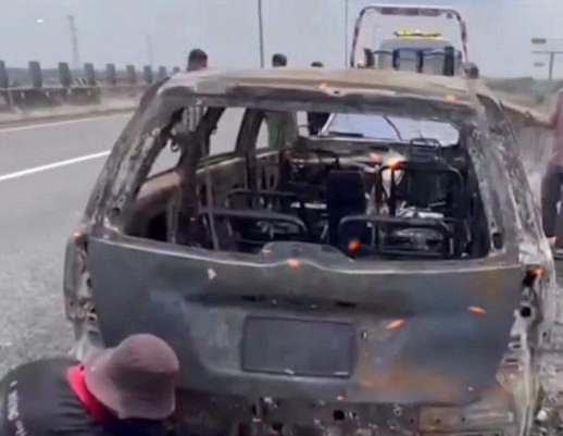 Ô tô bị cháy trơ khung trên cao tốc TPHCM - Trung Lương.
