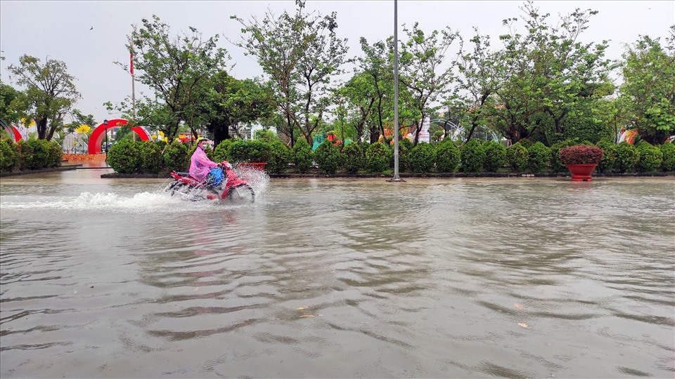 Đến 9 giờ, trời hết mưa nhưng nhiều tuyến đường tại thành phố Bạc  Liêu vẫn còn ngập. Ảnh: Nhật Hồ