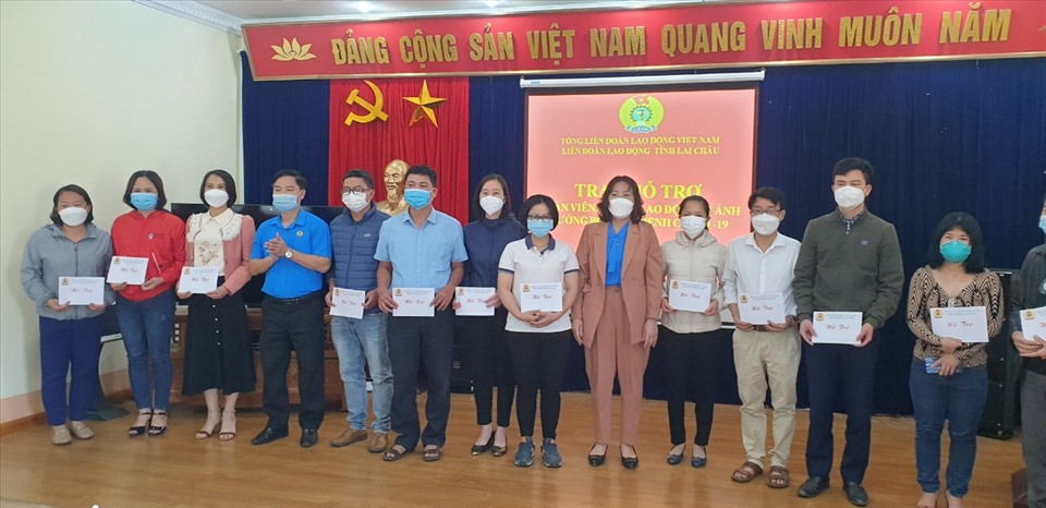 Bà Nguyễn Thị Thiện - Chủ tịch LĐLĐ tỉnh Lai Châu và ông Hoàng Văn Trinh - Phó Chủ tịch LĐLĐ tỉnh trao quà cho người lao động.