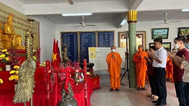 Trong không khí thành kính, trang nghiêm, các đại biểu tham dự Lễ Giỗ tổ Hùng Vương tại Udon Thani ngày 10.4 dâng hương tưởng nhớ công ơn các Vua Hùng. Ảnh: K.M