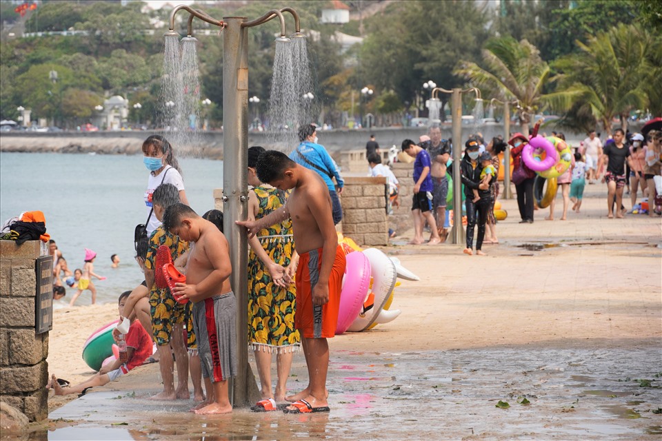 Dọc công viên bãi tắm được chính quyền địa phương trang bị hàng loạt trụ tắm nước ngọt để phục vụ miễn phí cho người dân, du khách sau khi tắm biển. Ảnh: T.A