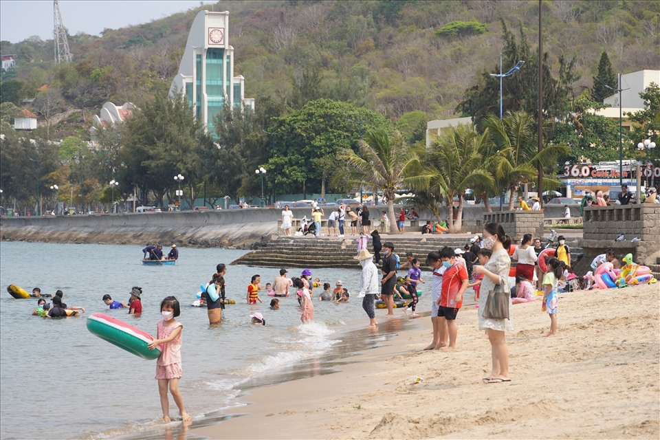 Là bãi tắm được nhiều người dân địa phương lựa chọn tại TP.Vũng Tàu, nhiều khách du lịch cũng đến đây vui chơi tắm biển thay vì đến khu vực Bãi Sau khá đông đúc. Ảnh: T.A