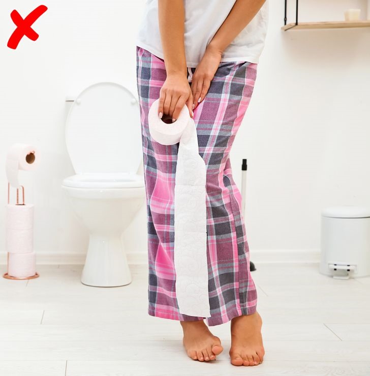 Trì hoãn việc đi vệ sinh: Thói quen này có thể làm tổn thương cơ, dẫn đến nhiễm trùng đường tiết niệu và táo bón. Thậm chí về lâu dài có thể gây ung thư.
