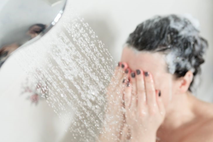 Gội đầu bằng nước nóng: Hành động này có thể gây ra cơn đau đầu và chóng mặt nghiêm trọng. Ngoài ra, nước nóng kích thích chức năng của tuyến bã nhờn trên da đầu khiến tóc có thể bẩn hơn.