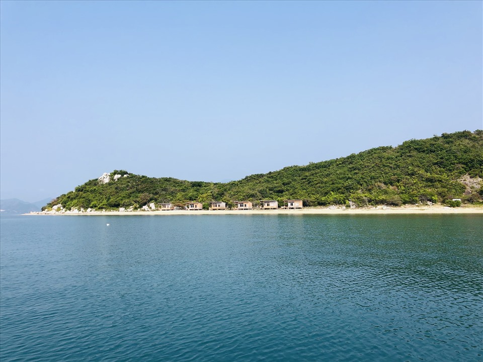 Điệp Sơn là một dãy bao gồm 3 hòn đảo nhỏ Hòn Bịp – Hòn Giữa – Hòn Đuốc nằm trong vùng biển vịnh Vân Phong thuộc thị trấn Vạn Giã, Khánh Hoà.
