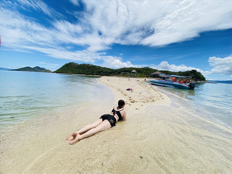 Bãi cát dài nổi lên khi nước rút là một vẻ đẹp rất riêng mỗi khi đến đảo Điệp Sơn dịp nghỉ lễ Giỗ tổ Hùng Vương này.