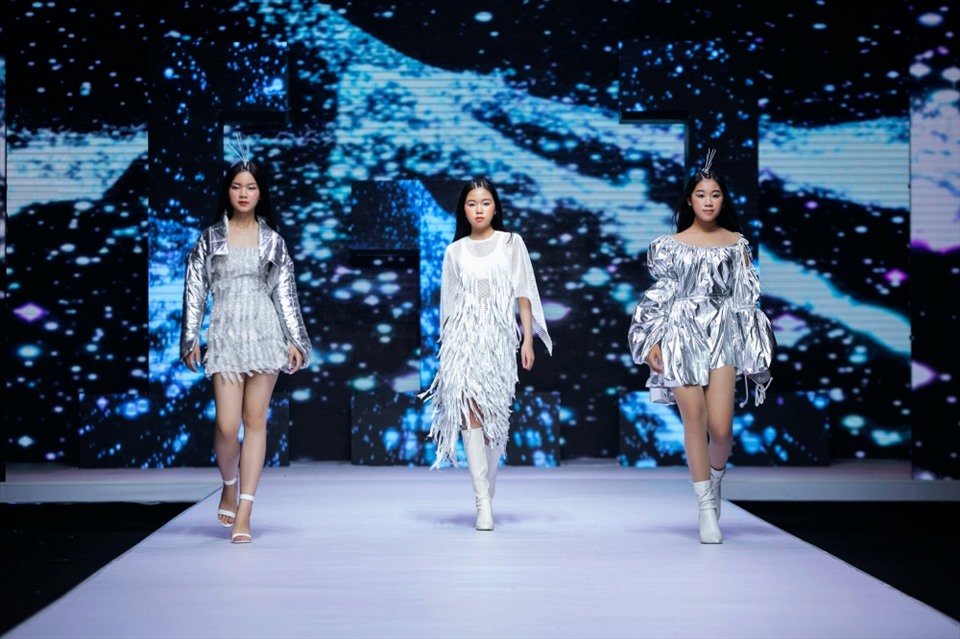 Trong đêm diễn cuối cùng của Vietnam Junior Fashion Week 2022, nhà thiết kế Ivan Trần mang tới BST mới với tên gọi “Future Land” gây ấn tượng cho giới mộ điệu với sự sáng tạo, phá cách trên chất liệu thân thiện với môi trường.