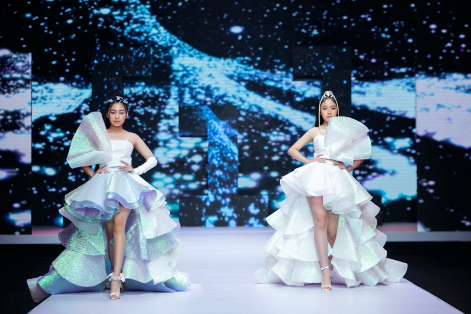 Được lựa chọn diễn trước phần kết màn cho bộ sưu tập, cặp đôi mẫu Khánh Ngọc - Suri Phương Anh đã chinh phục người xem trong show thời trang không chỉ bởi ngoại hình xinh đẹp mà còn bởi những bước catwalk chuyên nghiệp và khả năng làm chủ sàn diễn.