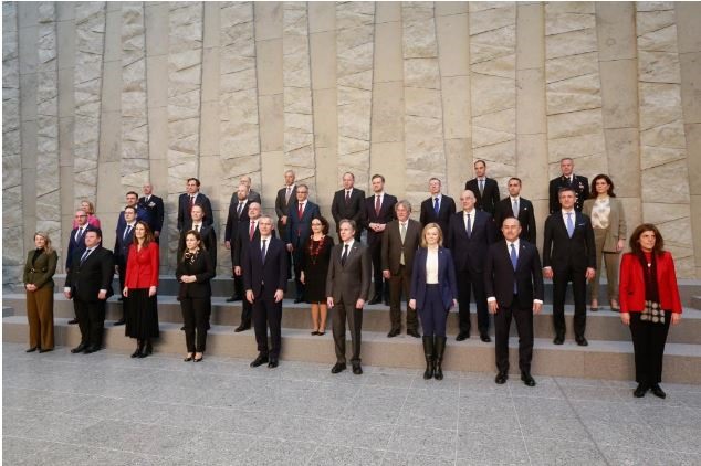 Các ngoại trưởng NATO chụp ảnh chung trong cuộc họp tuần trước. Ảnh chụp màn hình