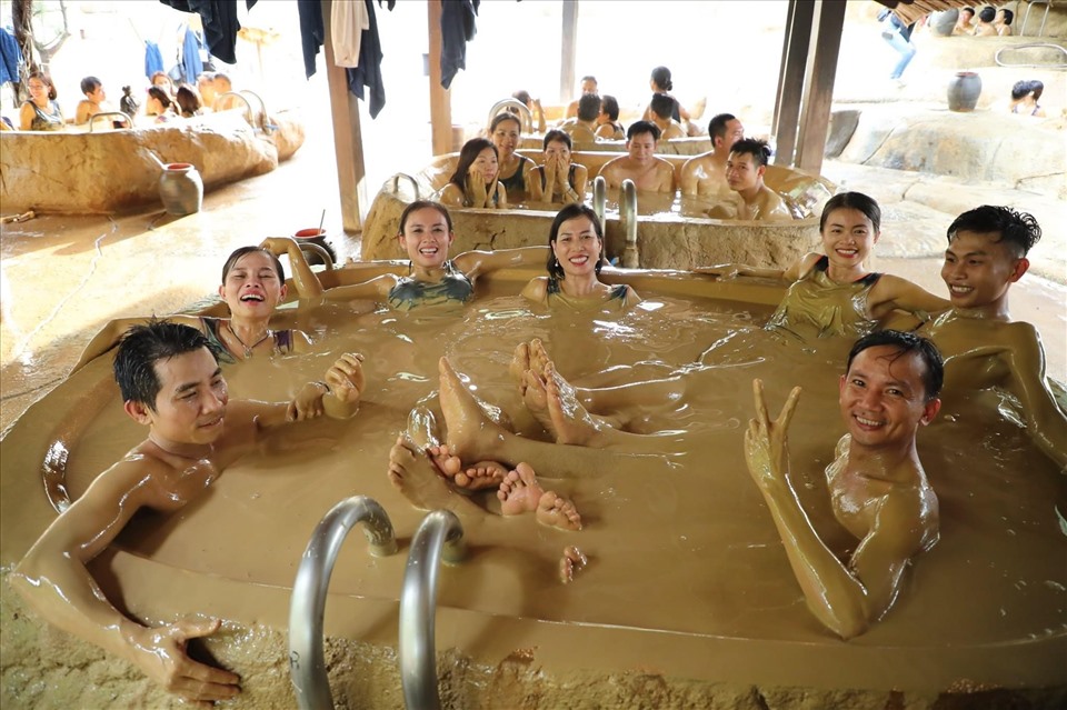 Ngoài biển đảo Khánh Hoà còn thu hút du khách bởi sản phẩm tắm bùn độc đáo.