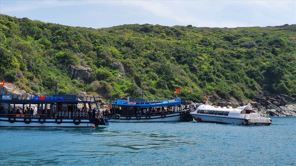 Hòn Mun một trong những khu bảo tồn biển của Việt Nam đón khách thăm quan và lặn ngắm san hô trong đợt nghỉ lễ năm nay. Ảnh:P.Linh