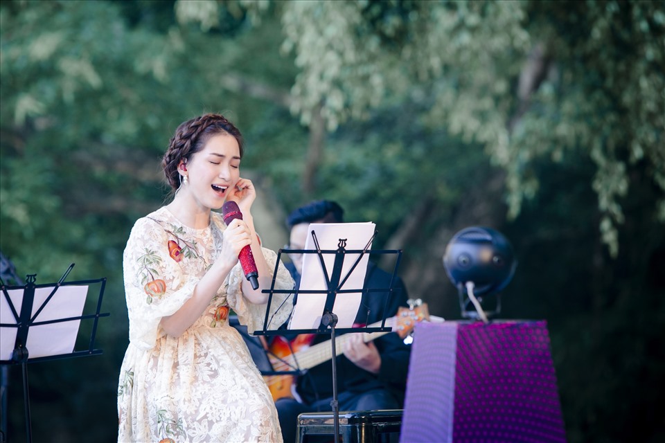Xuất hiện trong chiếc đầm dài thướt tha, “đại sứ của chương trình” Hòa Minzy mở đầu với ca khúc Quảng Bình quê ta ơi như một lời chào, lời biết ơn gửi đến mảnh đất Quảng Bình miền Trung đầy nắng và gió.