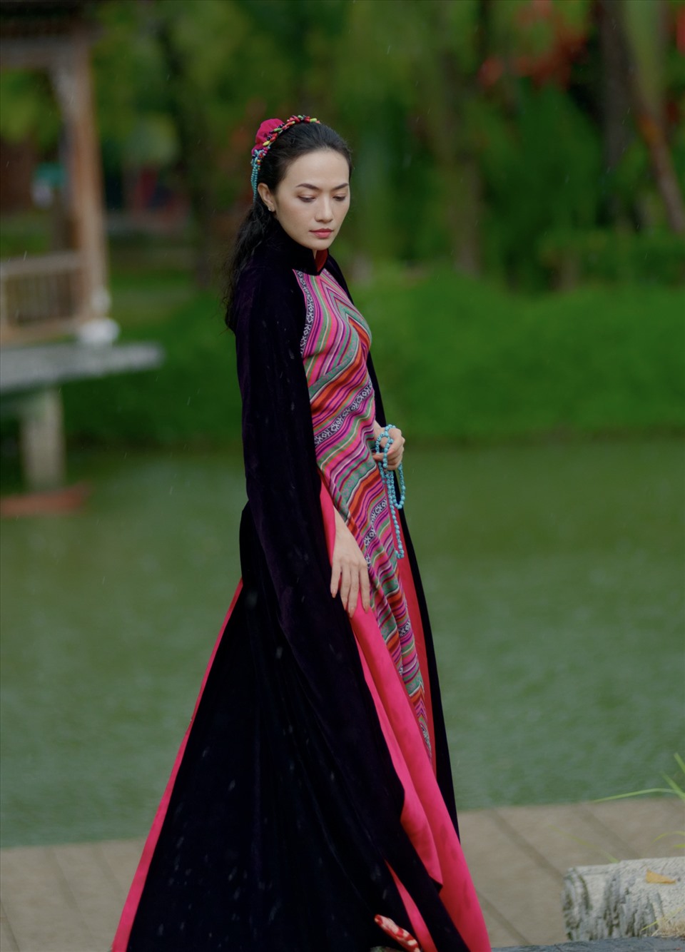 Kết hợp với bộ trang phục có phần nổi bật với nhiều màu sắc là những xâu chuỗi ngọc mang hơi hướng của Phật giáo.