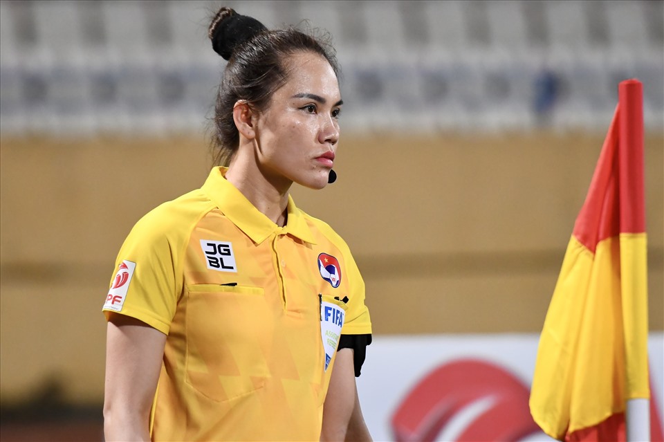 Trợ lý trọng tài Hà Thị Phượng được phân công làm nhiệm vụ trong trận đấu giữa câu lạc bộ Viettel và Cần Thơ trong khuôn khổ vòng 1/8 Cúp Quốc gia 2022.
