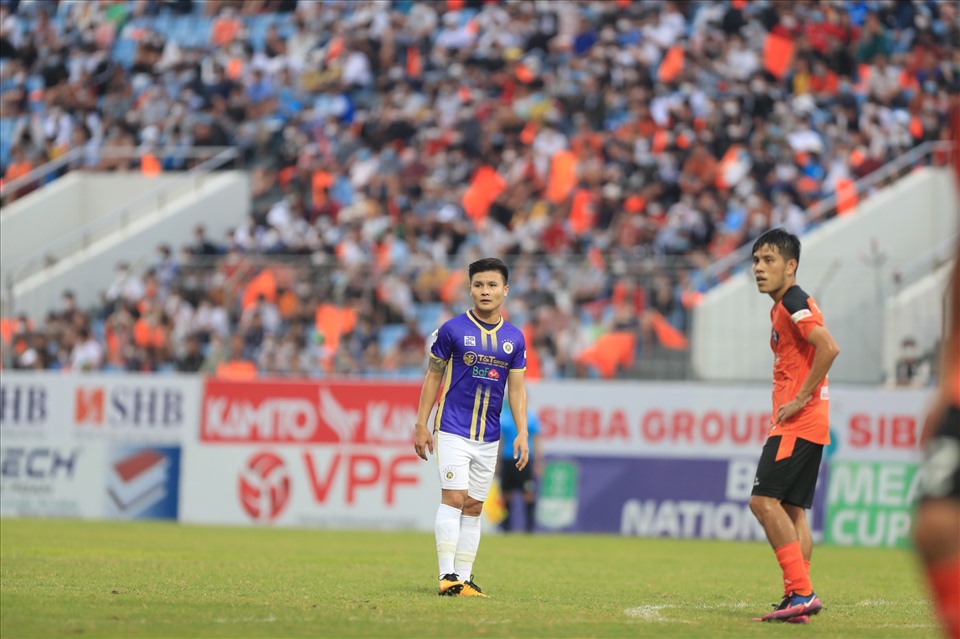 Lý do là vì đây là trận đấu chính thức cuối cùng của tiền vệ Nguyễn Quang Hải trong màu áo câu lạc bộ Hà Nội trước khi chính thức hết hạn hợp đồng vào ngày mai (12.4).