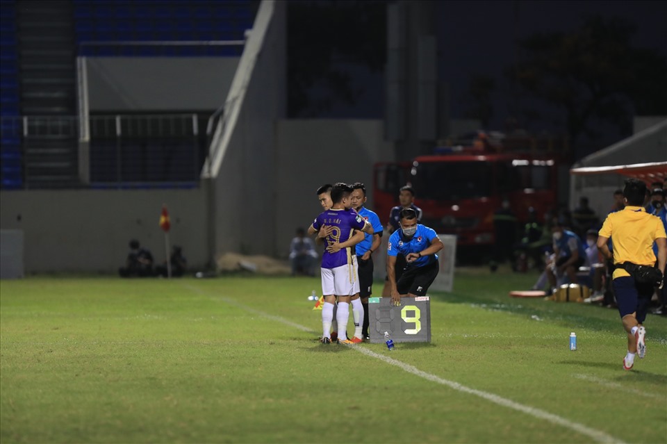 Tới phút 58, huấn luyện viên Chun Jae-ho đã quyết định rút Quang Hải rời sân rồi lần lượt tung Phạm Tuấn Hải, Thành Lương, Văn Kiên và Siladi vào sân.