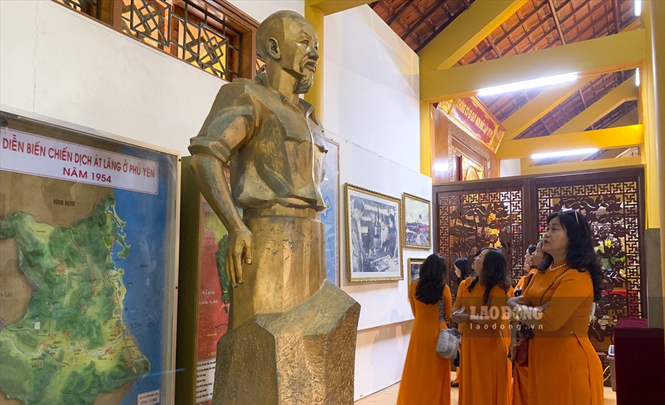 Du khách chiêm ngưỡng chân dung Chủ tịch Hồ Chí Minh được đặt tại Nhà văn hóa Cựu chiến binh trên Đồi E.
