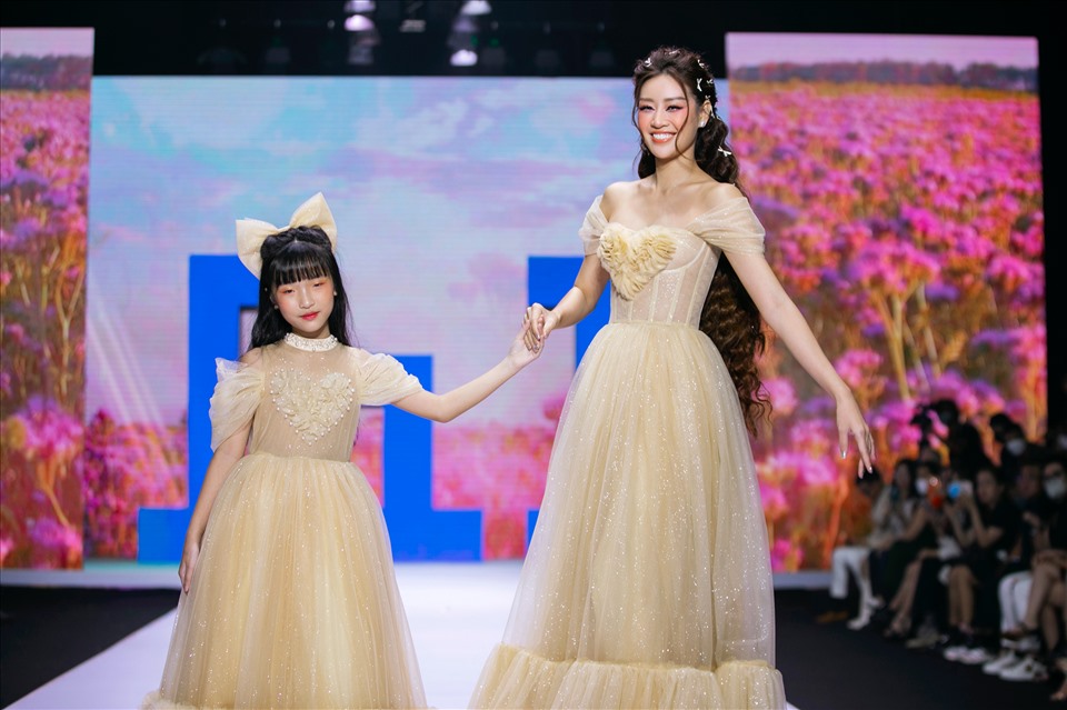 Hoa hậu Khánh Vân hoá công chúa tại Tuần lễ thời trang trẻ em