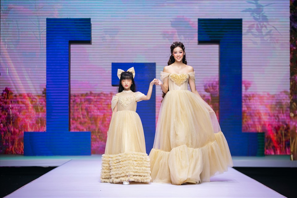 Triệu Thị Hà mặc váy lấy cảm hứng từ Công chúa Lọ Lem