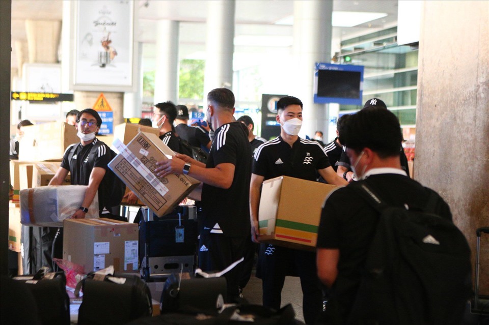 Các thành viên của đội  khẩn trương vận chuyển hành lý để di chuyển về khách sạn.