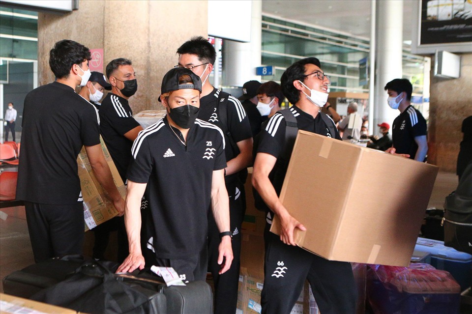 Các thành viên của đội  khẩn trương vận chuyển hành lý để di chuyển về khách sạn.