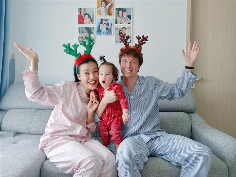 Gia đình Jake và Hoàng Oanh hạnh phúc trong thời gian sống tại Singapore. Ảnh: Instagram