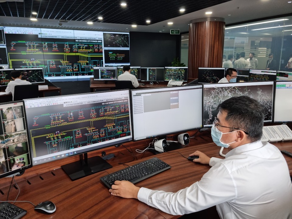 Trung tâm điều khiển 2 thuộc Trung tâm điều độ hệ thống điện thuộc Tổng Công ty Điện lực TPHCM góp phần cung cấp điện ổn định, an toàn trên địa bàn thành phố. Ảnh: Nam Dương