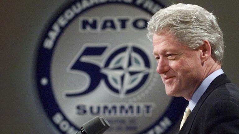 Cựu Tổng thống Bill Clinton nói rằng Mỹ để ngỏ cánh cửa cho Nga gia nhập NATO. Ảnh: AFP