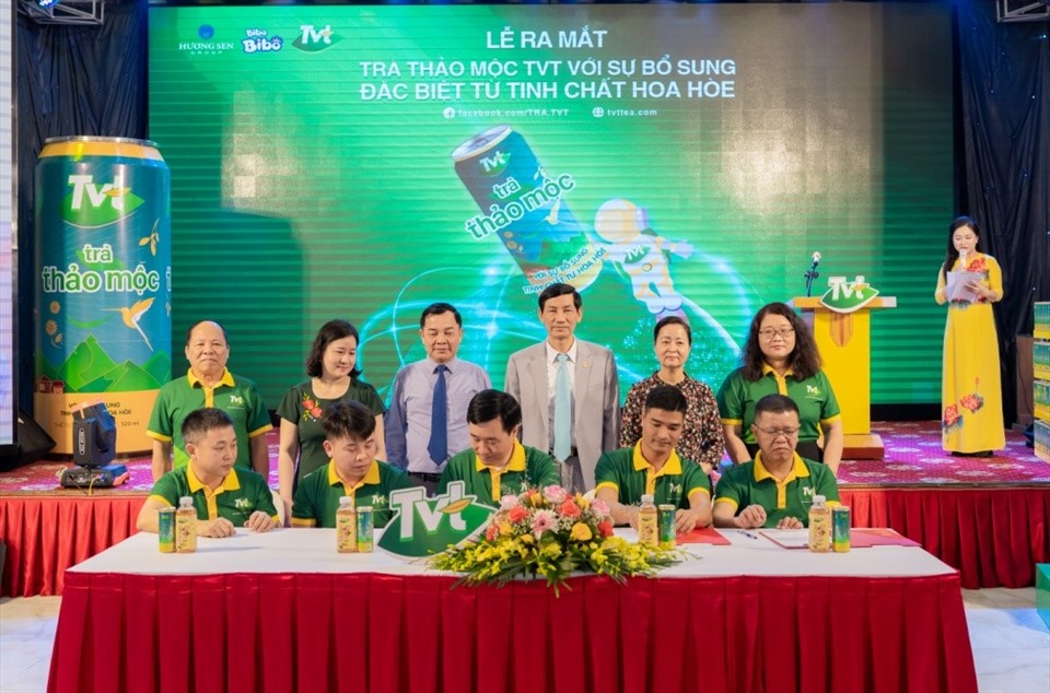 Lãnh đạo Tập đoàn Hương Sen ký kết với các nhà phân phối sản phẩm.