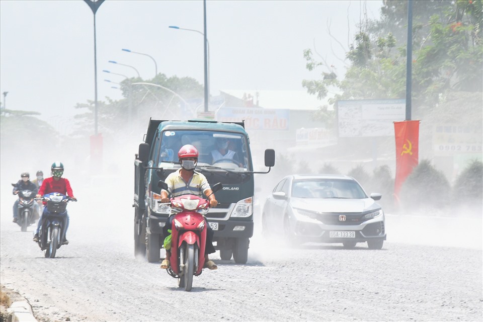 Trong quá trình thi công công trình gây bụi bay mù mịt làm ô nhiễm môi trường và ảnh hưởng tầm nhìn của người tham gia giao thông.
