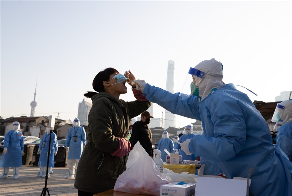 Testing for COVID-19 in Shanghai.  Photo: Xinhua