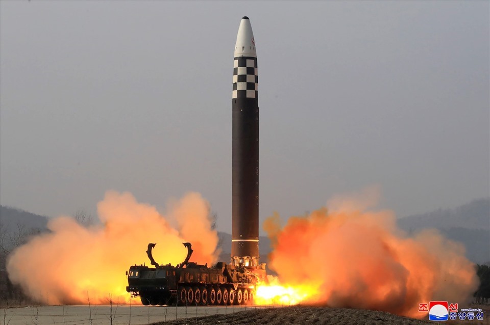 Tên lửa đạn đạo liên lục địa (ICBM) Hwasong-17 mới của Triều Tiên. Ảnh: AFP/KCNA
