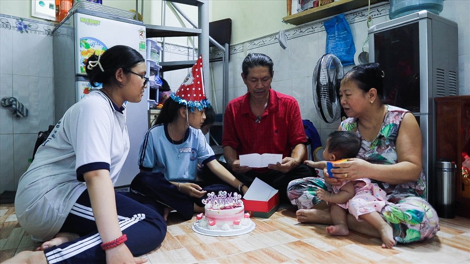 Gia đình bé Nhật Vy đọc lá thư sẻ chia từ VPBank