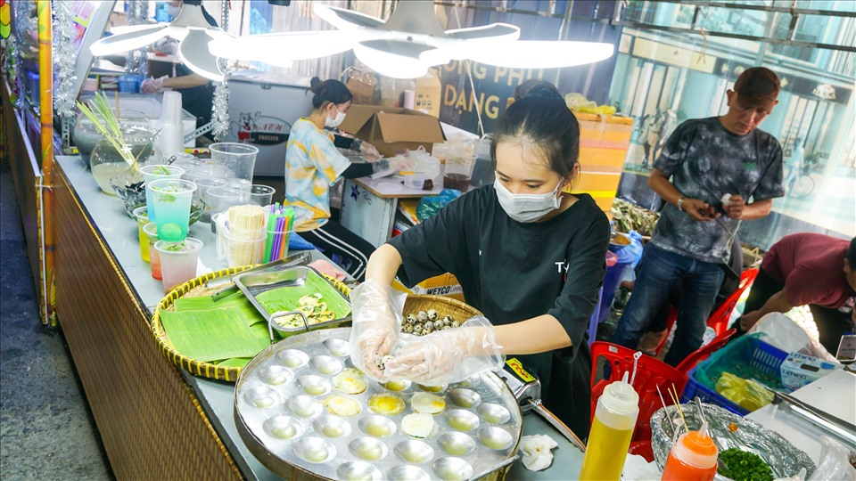 Lễ hội Bánh dân gian Nam Bộ lần thứ IX tại Cần Thơ đã thu hút đông đảo du khách. Ảnh: Tạ Quang