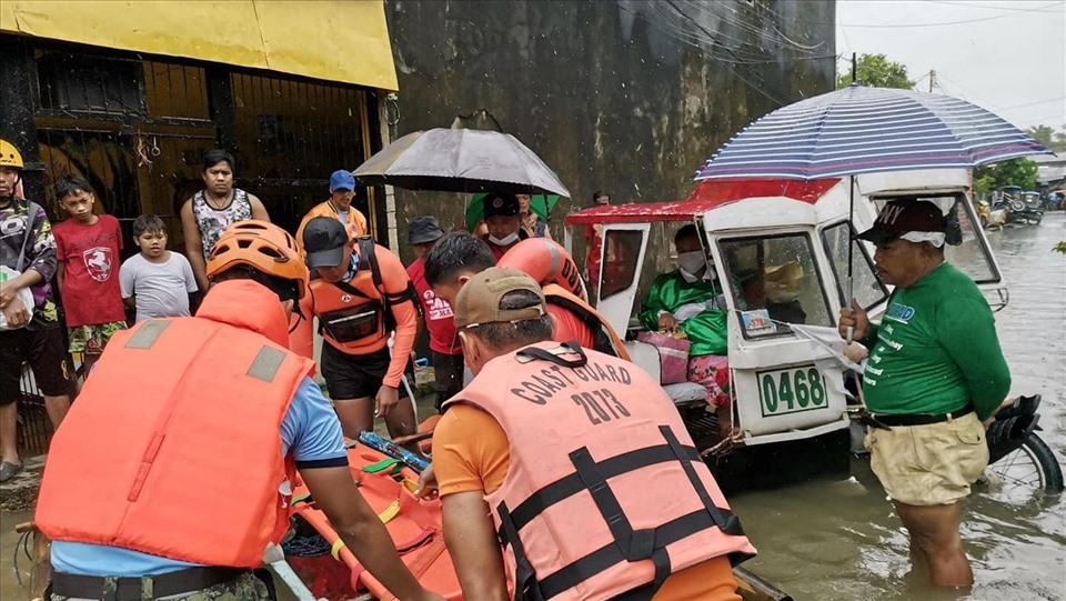 Lực lượng cứu hộ giúp người dân. Ảnh: AFP