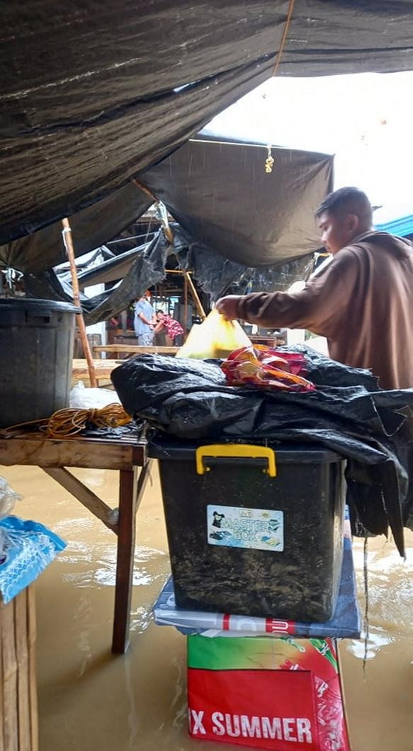 Chợ ngập trong nước lũ. Ảnh: AFP