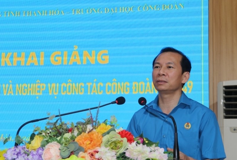 Ông Võ Mạnh Sơn - Chủ tịch LĐLĐ tỉnh Thanh Hóa phát biểu tại Lễ khai giảng. Ảnh: T.H
