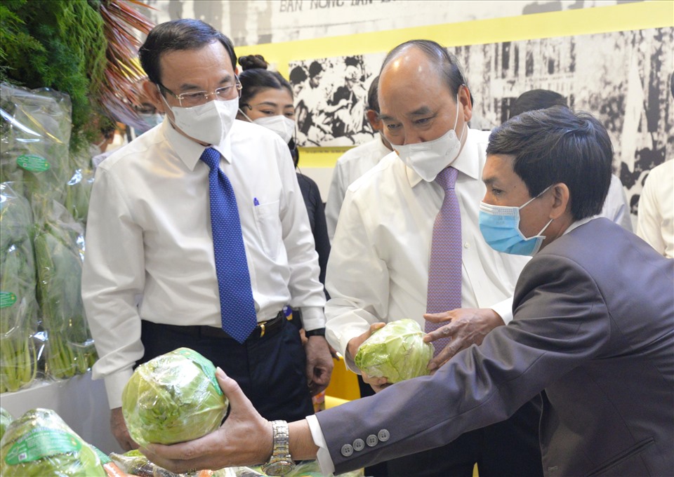Chủ tịch nước tham quan gian hàng sản phẩm nông nghiệp của huyện Hóc Môn và Củ Chi.  Ảnh: Minh Quân