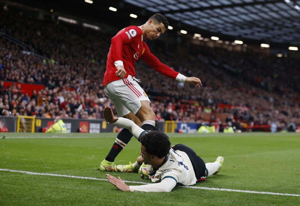 Ronaldo và hành động xấu xí trong trận thua Liverpool. Ảnh: AFP